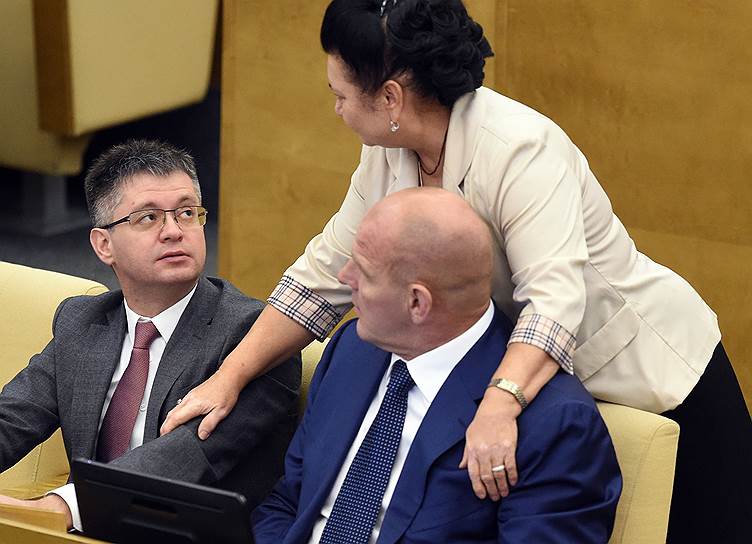 Слева направо: зампред комитета Госдумы по энергетике Дмитрий Исламов, член комитета по контролю и регламенту Раиса Кармазина и член комитета по энергетике Александр Карелин перед голосованием