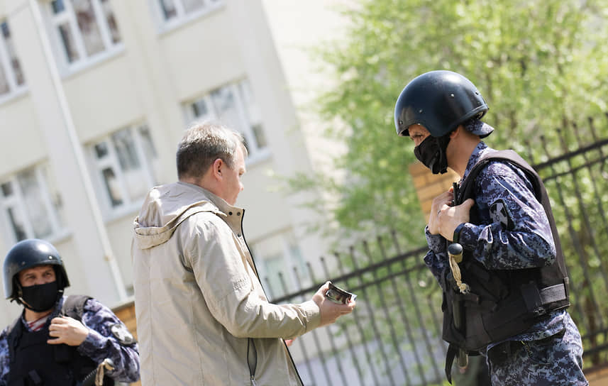 Сотрудники Росгвардии прибыли на место происшествия после срабатывания кнопки тревожной сигнализации. Они организовали оцепление и приняли участие в эвакуации школьников, педагогов и сотрудников учреждения