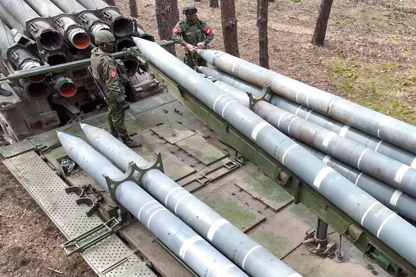 Военнослужащие готовят реактивные системы залпового огня «Смерч» к нанесению ударов по инфраструктуре ВСУ