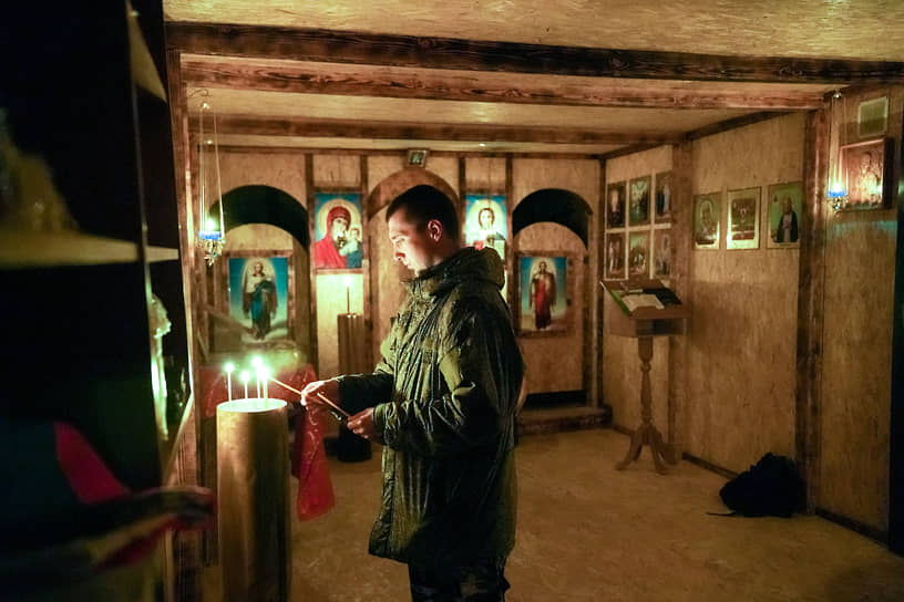 Херсонская область. Пасхальная служба в полевой церкви, которая расположена под землей и укреплена