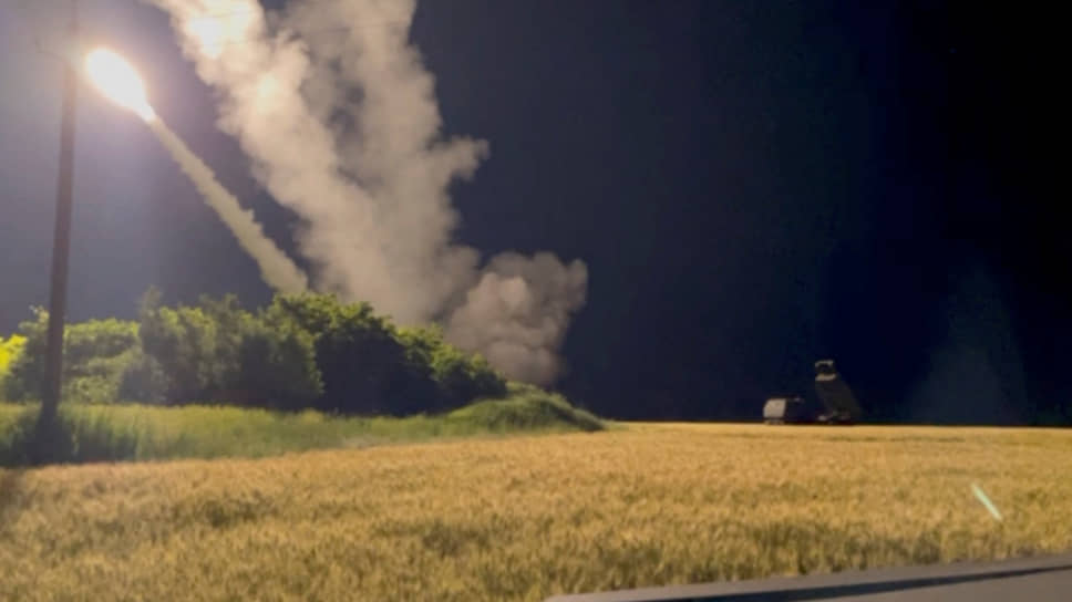 Выстрел из высокомобильной артиллерийской реактивной системы M142 (HIMARS)