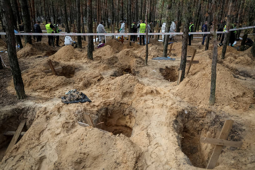 Полиция и эксперты работают на месте массового захоронения в городе Изюм