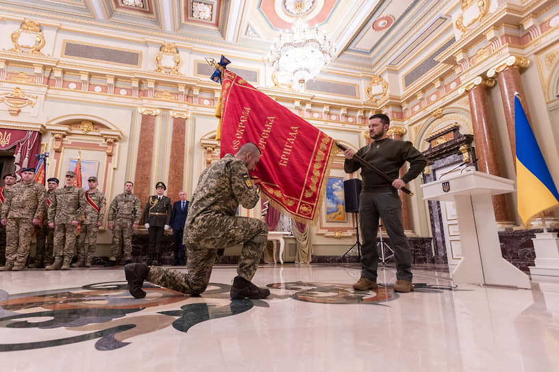 Президент Украины Владимир Зеленский (справа) на церемонии вручения знамени одного из воинских подразделений
