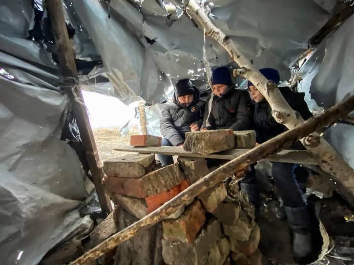 Онлайн-занятия в импровизированном классе из деревянных столбов и полиэтиленовой пленки на единственном холме в селе Гонтаровка в Харьковской области, где ловит мобильный интернет