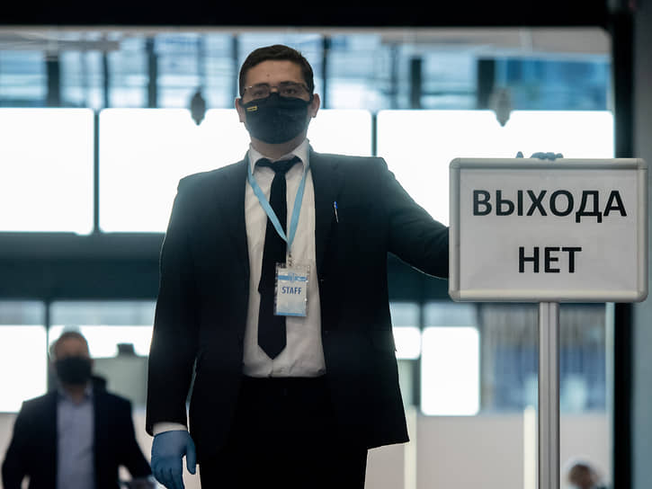 2020 год начался с новостей о распространении в мире новой инфекции — коронавируса SARS-CoV-2, который позже назовут COVID-19. Вирус, появившийся в Китае в конце 2019-го, быстро распространился по другим странам. О первой смерти от ковида в КНР стало известно 9 января 2020 года. Уже в конце сентября того же года список погибших по всему миру превысил 1 млн человек. По последним данным Всемирной организации здравоохранения (ВОЗ), от коронавируса умерло около 7 млн человек. В 2023 году глава ВОЗ Тедрос Аданом Гебреисус заявил, что реальные цифры намного выше: «Речь идет как минимум о 20 млн погибших» 